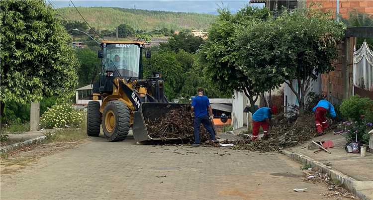 Secretaria de Maio Ambiente, Serviços Urbanos e Defesa Civil realizam limpeza urbana nas ruas do município